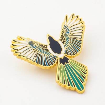 Κίνα Custom Plating Enamel Lapel Pins Fashion Magpie Brooch Badge for Women's Accessories προς πώληση