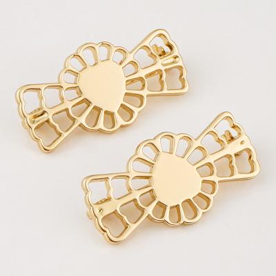 China Bow Shape Fashion Metal Garment Labels With Safety Pin Gold Plate Metal Logo à venda