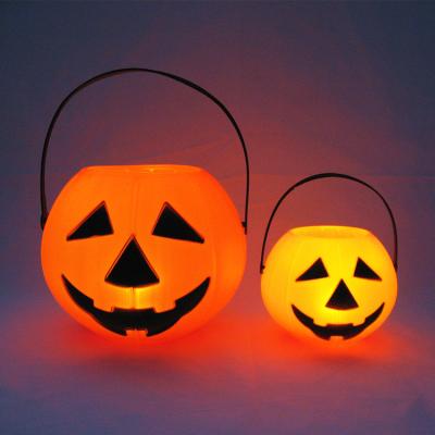 China Holiday Decorations 2023 New Design Halloween Props Portable Pumpkin Lantern Candy Basket for sale