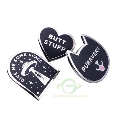 China China Custom Black Enamel Cute Cat Heart Lapel Pin, Hard Enamel Pin for sale