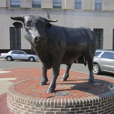 China Outdoor Bronze Animal Sculpture Life Size Angus Bull BEEF Bronze Statue In Europe Decoration for sale