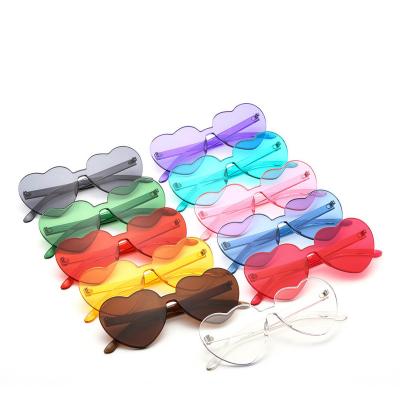 China Wholesale Custom Color PC Frameless Candy Eyewear Sunglasses L615 Fashion Rimless Loving Sun Glasses Heart Shape Sun Glasses New for sale