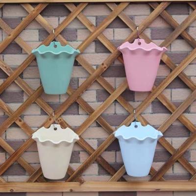 China 2022 HOT SALE Modern Vertical Half Mounted Round Plastic Flower Baskets Hanging Pot For Outdoor Plants for sale