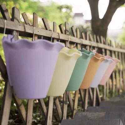 China Amazon Modern Hot Sale Decorations Garden Flower Plant Basket Hanging Plastic Pots For Outdoor for sale