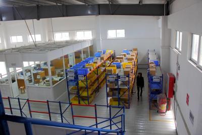 Cina Pavimenti di mezzanino sicuri di racking del pallet, scaffale di esposizione del metallo di economia di spazio 200-1000KG/livellato in vendita