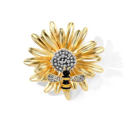 China Fashion Fashionable Creative Custom Design Jewelry Gold Plated Rhinestone Alloy Daisy Bee Brooch for sale