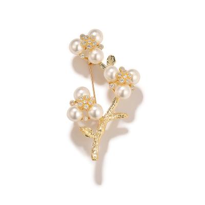 China New Fashion Individualization High Quality Custom Design 18K Gold Copper Pearl Zircon Flower Trendy Brooches For Women for sale