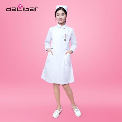 中国 中国のかわいい円形つばの綿の白い看護婦の服のヘルスケアのユニフォーム 販売のため