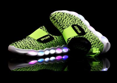 Chine Les chaussures vertes LED de sport d'enfants d'empeigne de Microfiber allument les chaussures occasionnelles des enfants LED à vendre