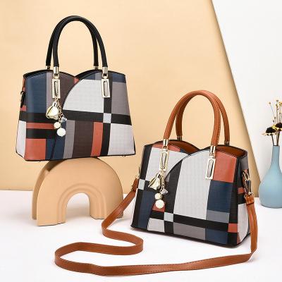 China High Quallity 2024 Newest Large Capacity Leather Handbags Crossbody Bags Fashion Color Block Handbags Pu Single Shoulder Bags With Pendant for sale