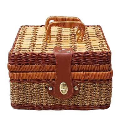 China Handmade Vintage Holiday Picnic Hamper Sustainable With Lid&gift Basket With Handle for sale