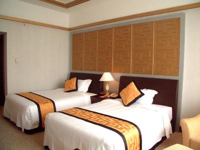 China Economic Oak Finished Hotel Bedroom Furniture Sets King-Size / Double Size Bed for sale