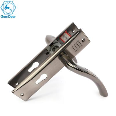 China Custom Aluminum Trust Iron Flat Iron Handle Pull Door Popular Middle Living Room Door Lock for sale