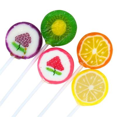 China halal fruit flavor strawberry shape flat round hard candy lollipop Te koop