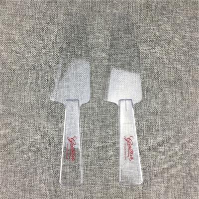 China GP201 Factory Disposable Cake Knife Stock Plastic Serving Knife For Birthday Cake New Design Cake Plastic Cutter Knife For Wedding for sale