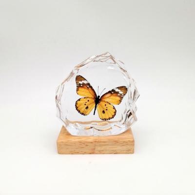 China Real Home Decoration Butterfly Embedded Resin Craft Corporate Gift Display With Logo for sale