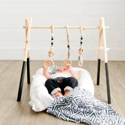 China Non-Toxic Wooden Baby Gym with 3 Wooden Baby Teether Toys Foldable Hanging Baby Game Gym Frame Activity Gym zu verkaufen