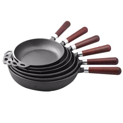 China Sustainable Custom Pre-Seasoned Cast Iron Vegetable Oil Coating Round Frying Pan With Wooden Handle for sale