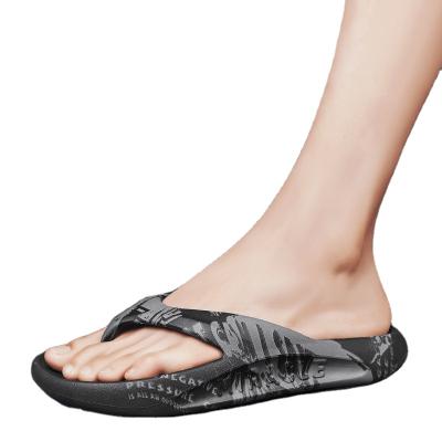 China Fashion trend men's slippers 2021 new summer fashion soft bottom men's slippers outdoor non-slip toe flip flops for sale