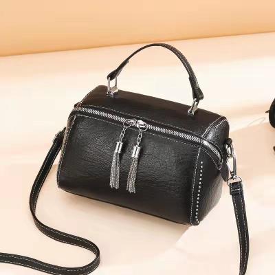 China Wholesale Fashion Tassel Handbag Pillow Shoulder Bag Messenger Bag Designer Large Capacity Handbag for sale