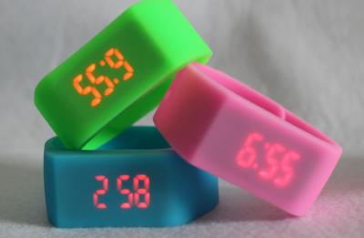 China Relógio colorido do diodo emissor de luz Digital do silicone do bracelete esperto cabido completamente para unisex à venda