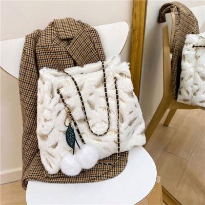 China 2021 Fashion Ladies Shoulder Bag Plush Bag Diagonal Leaf Chain Bag for sale