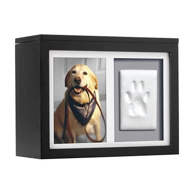 China Sturdy 4.5x10.25x8 Viable Inches Black Wooden Pet Memorial Gifts with Clay Paw Print Ornament for sale