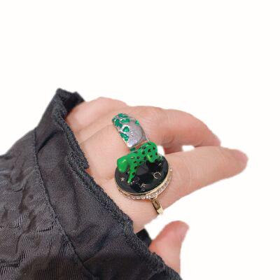 China Cool Ring Red And Green Leopard Ring Men And Women Gift Vintage Fashion Ring for sale