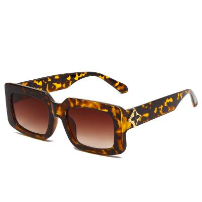 China Fashion Catwalk Sunglasses Catwalk Fashion Leopard Print Women Men Women Vintage Square Sunglasses for sale