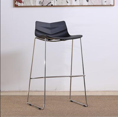 Chine Les chaises modernes pp Seat de barre de forme de feuille en plastique imperméabilisent avec la jambe passée au bichromate de potasse à vendre