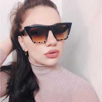 China Fashion Sunglasses Shape Uv400 Lady Shades Oversize Flat Eye Square Sunglasses Trendy Women OEM Logo Plastic Retro Vintage Cat for sale