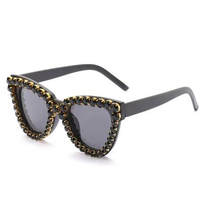 China Fashion Sunglasses Black Crystal Sunglasses Women Cat Eye Vintage Sun Glasses Luxury Sun Glasses For Woman Fashion Oversized Shade Gafas UV400 for sale