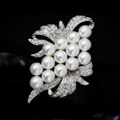 China Fashionable European and American brooch of flower rhinestone pearl corsage jewelry clothing accessories two color for sale