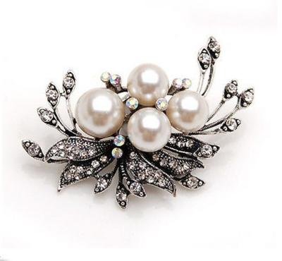 China Fashionable Korean Pearl Inlaid Golden Female Alloy Pin Ornaments Brooch for sale