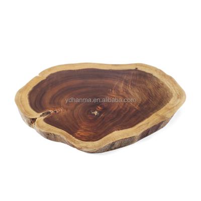 China Sustainable Plant Hot Selling Handcrafted Acacia Cutting Board Kitchen Cheese Serving and Wooden Cutting Board Charcuterie Tray with Bark for sale