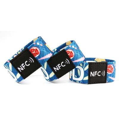 China Passive NFC wristband /NFC wristband factory RFID TAG MINI smart band RFID wristband for sale