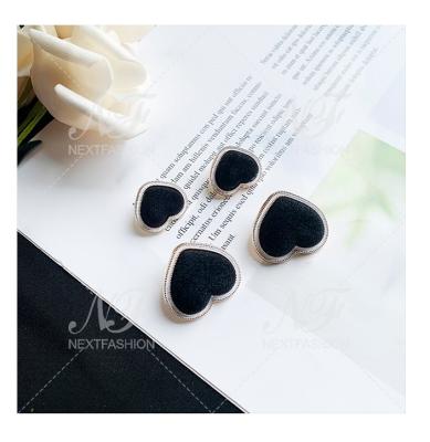 China 2021 Factory Washable Hot Sale Heart Shape Women And Girls Jeans Popular Black Buttons for sale