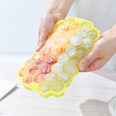 China Sustainable Ice Cube With Lid Easy-Release Silicone Honeycomb Ice Cube Molds Tray For Wine Whiskey for sale