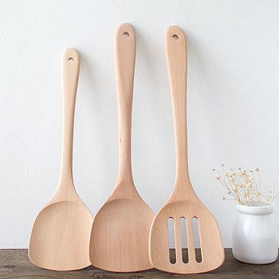 China Stocked No Painting Cookware Turners Pancake Shovel Pot Spatula Wooden Notched Handle Long Frying Fish Shovel Kitchen Tools for sale