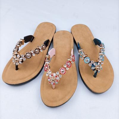 China Anti-odor Fashion Casual Ladies Flat Outdoor Flip Flops Beach Slippers Flower Diamond Upper Ladies Flip Flops for sale