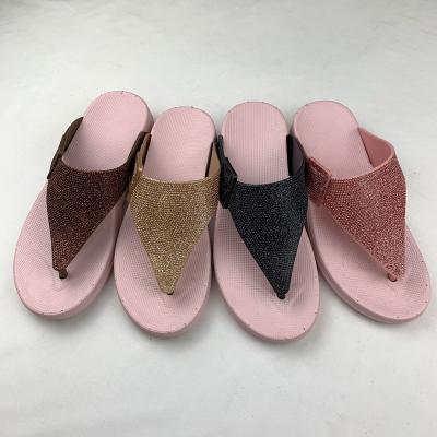 China Anti-odor Fashion Leisure Women Glitter Flats Flip Flops Outdoor Beach Slippers Buckle Knot Flip Flops For Lady for sale