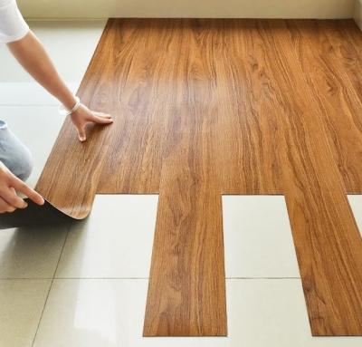 China 2 mm de autoadhesivo LVT suelo PVC impermeable suelo de tablón de vinilo en venta