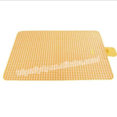 China Watetproof OEM Outdoor Oversized Foldable Red Plaid Camping Picnic Mat for sale