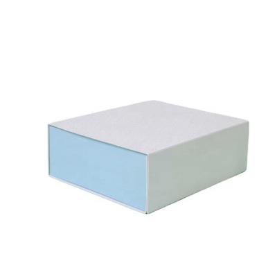 China Disposable Custom White Cardboard Folding Magnet Closure Clothing Packaging Gift Box for sale