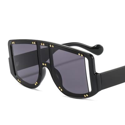 China Luxury Luminous New Arrival Women Sunglasses Uv400 Colorful Oversized Rivets Diamond Design Big Frame Sun Glasses for sale