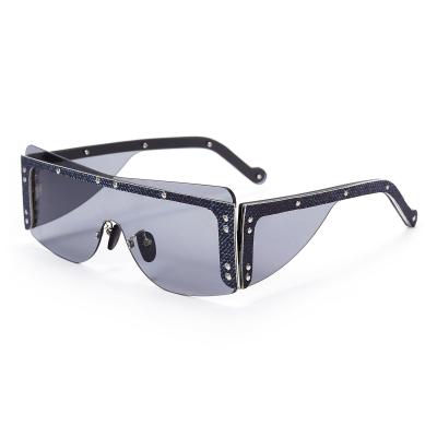 China Oversized Sun Glasses Fashion Sunglasses Clear One Piece Trendy Sun Glasses Men Customized Sun Glasses for sale