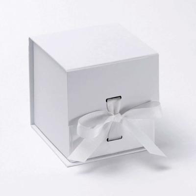 China Fashion Handmade Design Luxury Wedding Logo Paperboard Card Packaging Paper Engagement Gift Box for sale