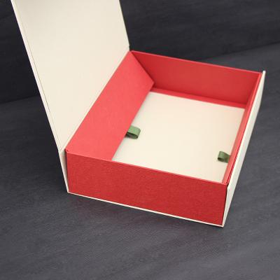 China Custom Luxury Premium Recycled Logo Red Luxury Rigid Cardboard Materials Ply Gift Box Ribbon Magnet Gift Wrapping Paper Boxes Recyclable for sale