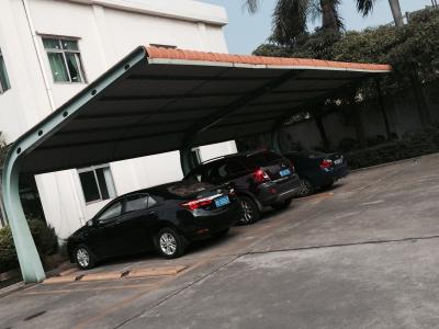 Cina 4 piccole automobili degli insiemi che parcheggiano la pagina d'acciaio sparsa del garage con la cima rossa del tetto di forma dell'arco in vendita