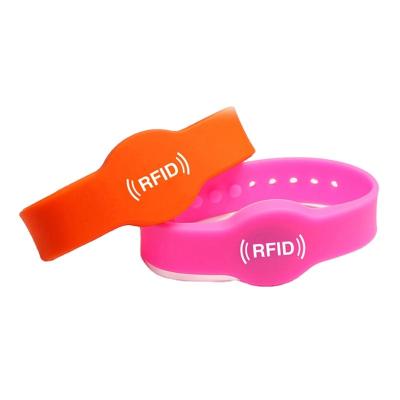 China Waterproof / Waterproof Tag 215 NFC Silicone Wristband With Custom Logo Printing for sale